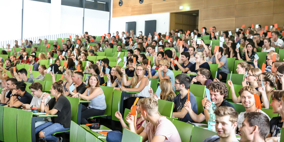 Students sitting in a lecture in the lecture hall.