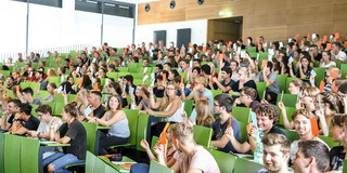 Students sitting in a lecture in the lecture hall.